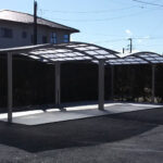 大きい敷地にカーポートと砕石