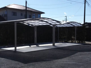 大きい敷地にカーポートと砕石