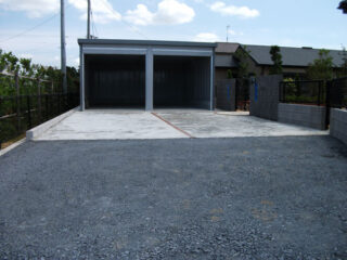 ガレージと庭の部分を区別