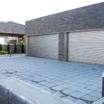 ガレージは庭とのバランスを考えアンティークタイル貼り