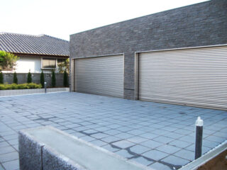 ガレージは庭とのバランスを考えアンティークタイル貼り